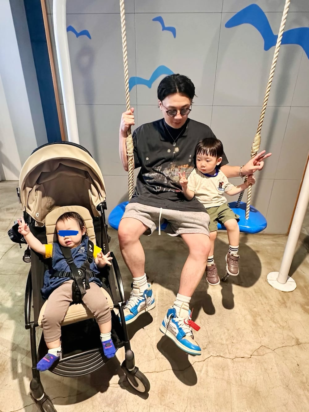 ブラック系のTシャツ/カットソー、グレー系のパンツ、ブルー系のスニーカーを着用したメンズの夏コーディネートの1枚目の写真