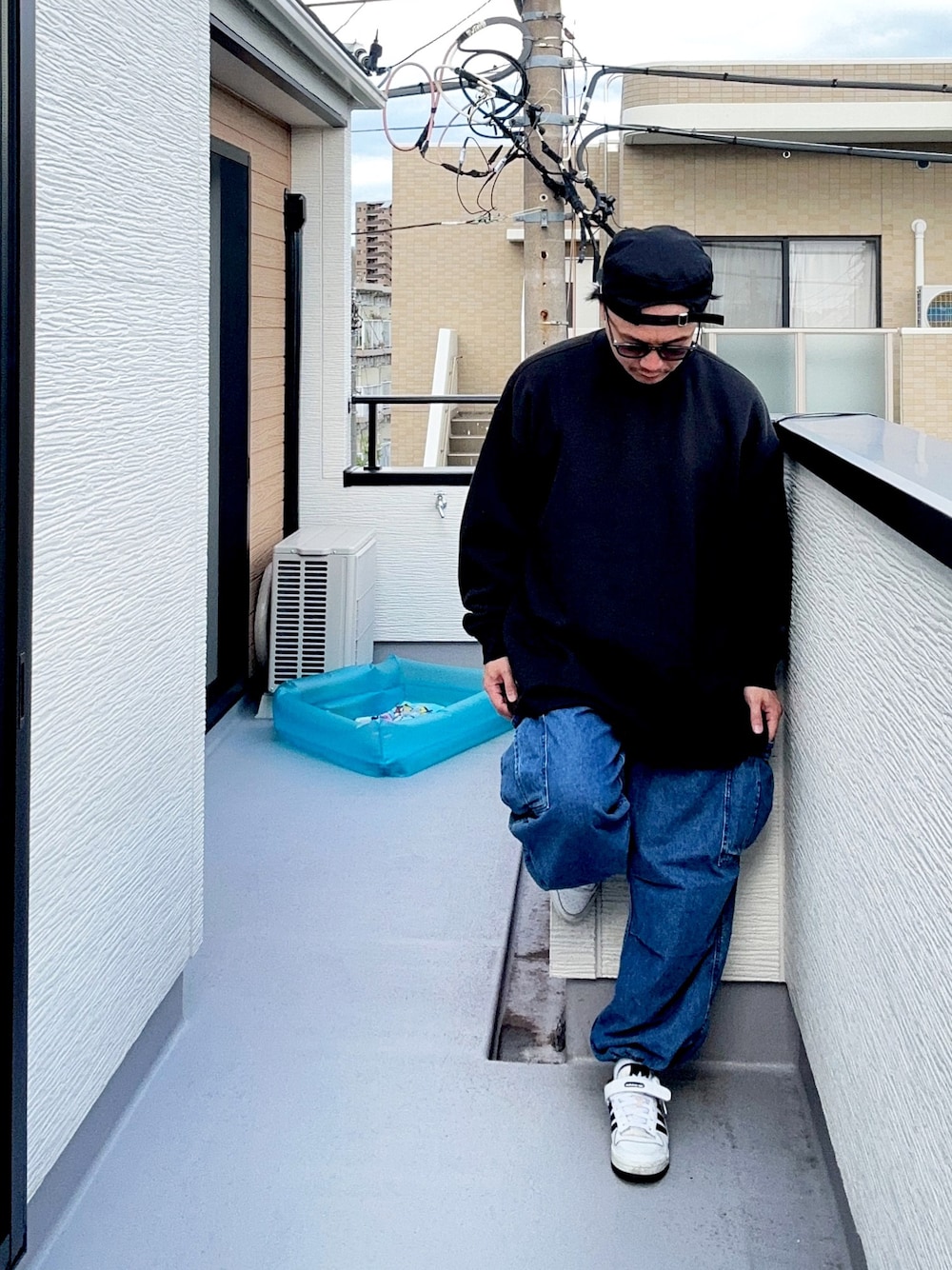 「ストリート、ストリート系、スエット、秋コーデ、秋服準備はじめました、カーゴパンツ、デニム、ワイドパンツ、ビッグシルエット、シンプルコーデ」｜「FOG ESSENTIALSの＜FEAR OF GOD ESSENTIALS＞ RELAXED CREW NECK2/スウェット（スウェット、ブラック系）」を使った、（asatomoz）さん（メンズ・170cm）の秋コーディネートの1枚目の写真