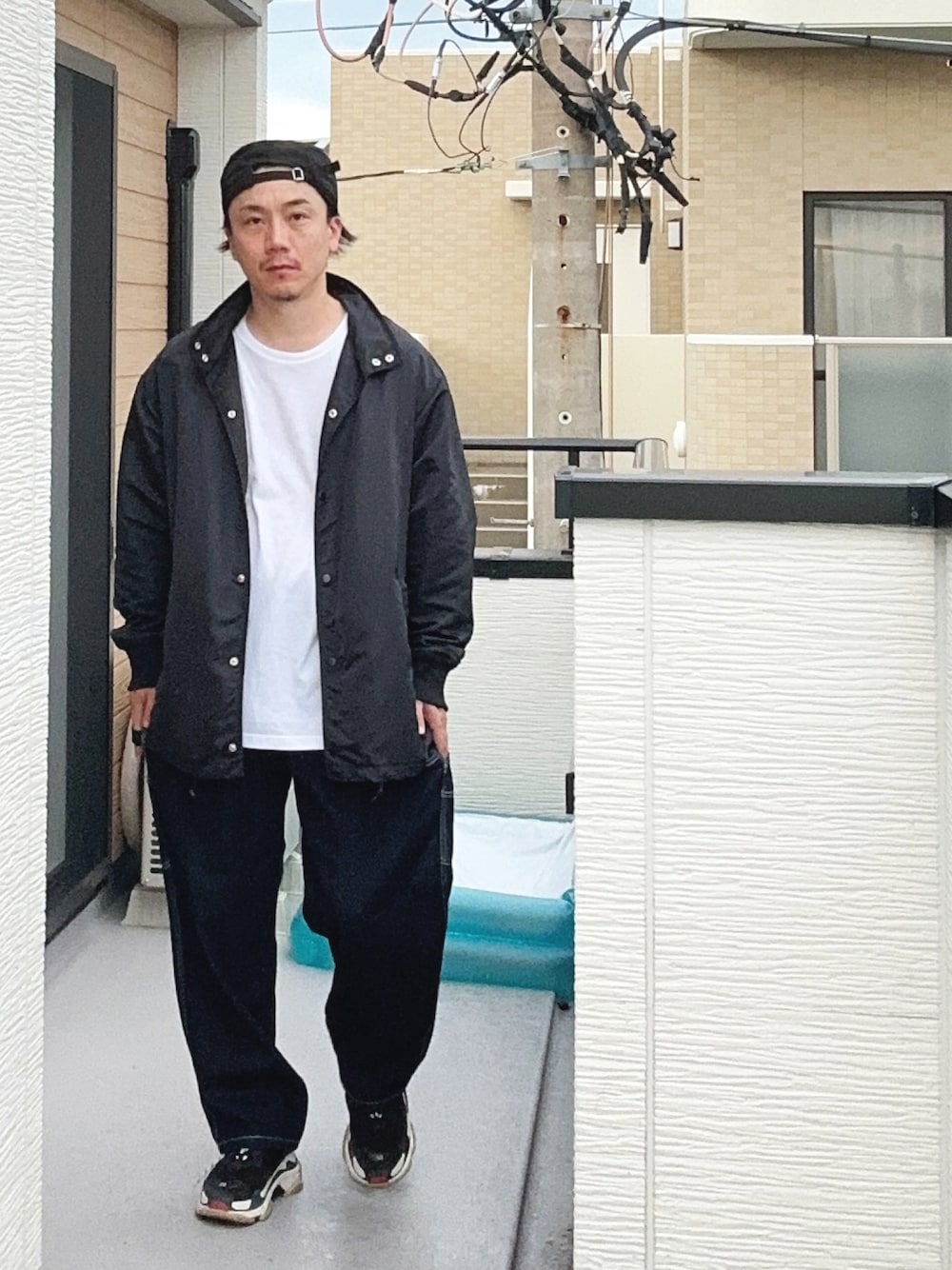 「スニーカー、ストリート、デニムパンツ、白Tシャツ、キャップ、ペインターデニム、秋コーデ、秋服準備はじめました、ストリートカジュアル、コーチジャケット、秋服、モノトーン、カジュアルコーデ、ootd、シンプル」｜「NEW ERAのアイテム（キャップ、ブラック系）」を使った、（asatomoz）さん（メンズ・170cm）の秋コーディネートの1枚目の写真