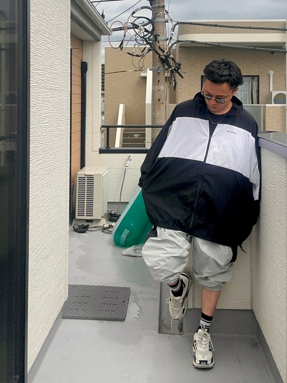 グレー系のその他パンツ、ブラック系のTシャツ/カットソー、ブラック系のナイロンジャケットを着用したメンズの秋コーディネートの1枚目の写真