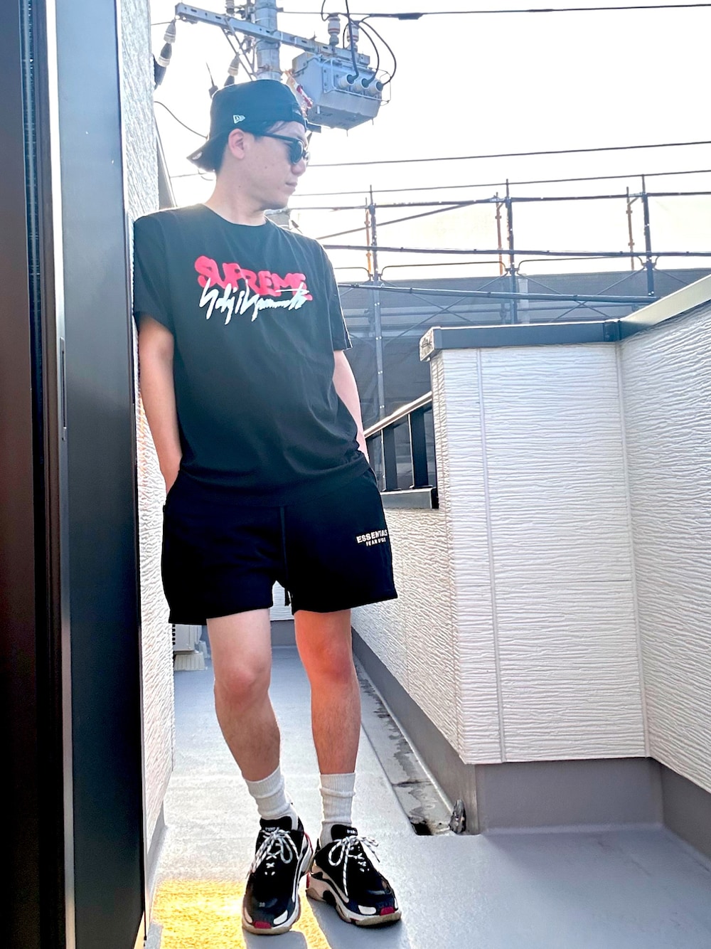 「ストリート、夏だ！Tシャツ着よう！、ストリートカジュアル、ロゴT、大人ストリート、お出かけコーデ、休日スタイル、夏コーデ、ラフ、40代ファッション、梅雨コーデ、ハーフパンツ」｜「Supreme のヨウジヤマモトとシュープリュームのコラボTシャツ（Tシャツ/カットソー、ブラック系）」を使った、（asatomoz）さん（メンズ・170cm）の夏コーディネートの1枚目の写真