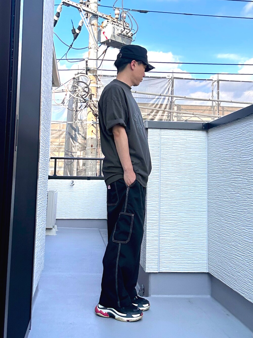 ブラック系のTシャツ/カットソー、ブラック系のデニムパンツ、ブラック系のスニーカーを着用したメンズの夏コーディネートの1枚目の写真