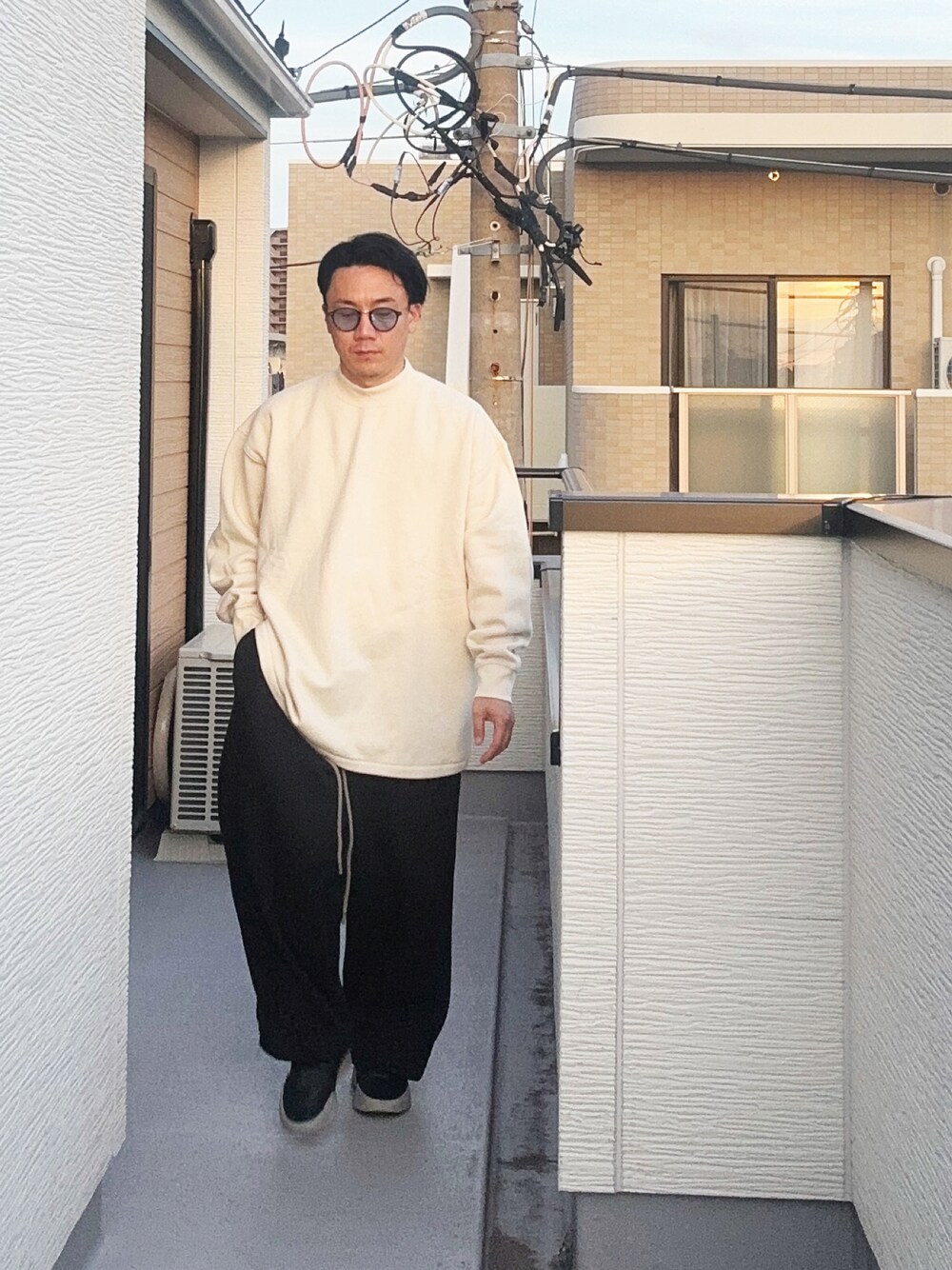 「モノトーン、モノトーンコーデ、ワイドパンツ、大人コーデ、ストリート、カジュアル、大人カジュアル、スエット、スエットパンツ、ビックシルエット、リラックススタイル、シンプル、ラフ」｜「FOG ESSENTIALSの＜FEAR OF GOD ESSENTIALS＞ スウェット クルーネック コア（スウェット、ベージュ系）」を使った、（asatomoz）さん（メンズ・170cm）の冬コーディネートの1枚目の写真
