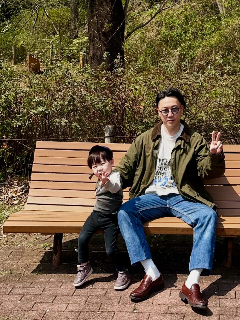 ブルー系のデニムパンツ、ホワイト系のTシャツ/カットソー、グリーン系のジャケット/アウターを着用したメンズの春コーディネートの1枚目の写真