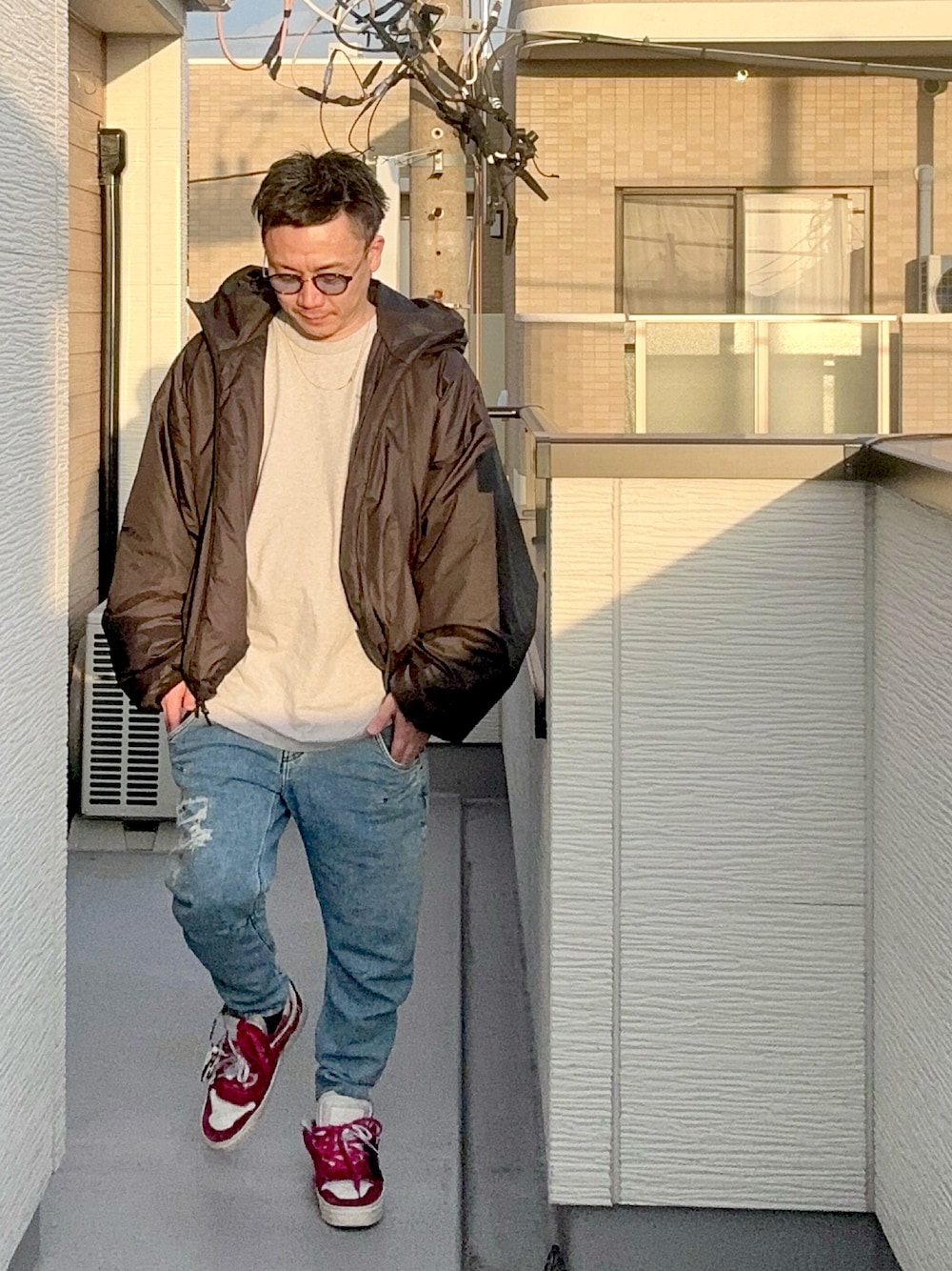 グレー系のTシャツ/カットソー、ブルー系のデニムパンツ、ブラック系のジャケット/アウターを着用したメンズの秋コーディネートの1枚目の写真
