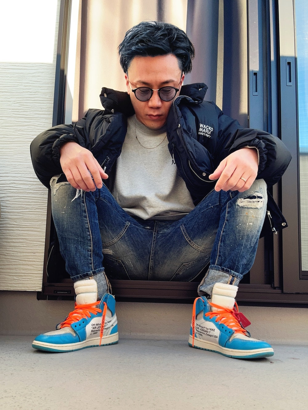 ブラック系のその他アウター、ブルー系のデニムパンツ、グレー系のスウェットを着用したメンズの冬コーディネートの1枚目の写真