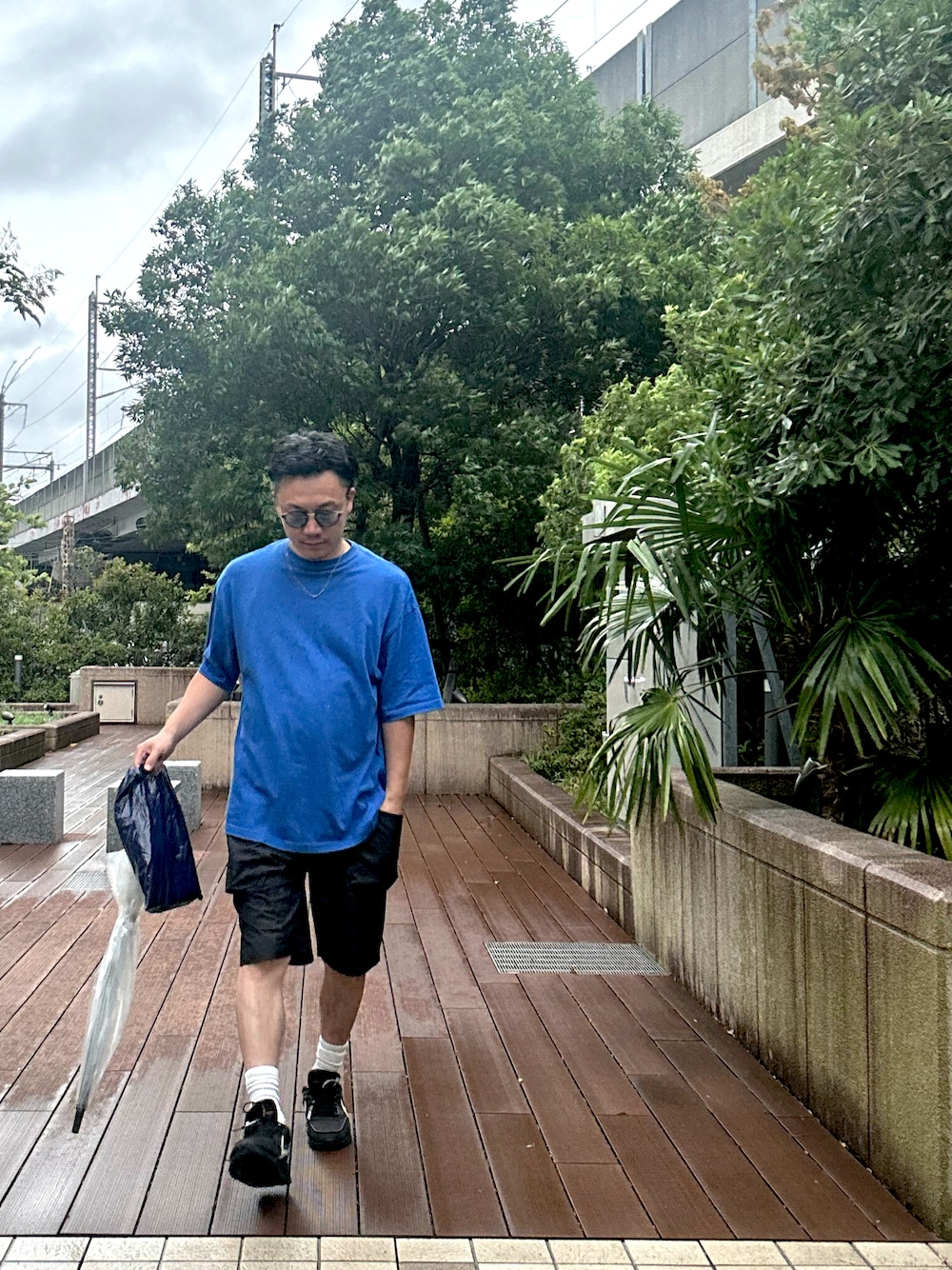 ブラック系のその他パンツ、ブルー系のTシャツ/カットソー、ブラック系のスニーカーを着用したメンズの夏コーディネートの1枚目の写真