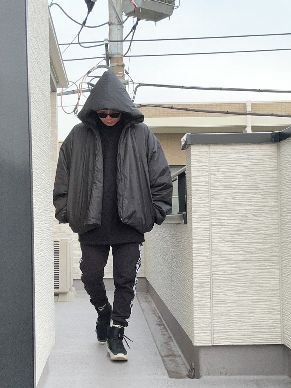 ブラック系のスウェット、ブラック系のジャケット/アウター、ブラック系のスウェットパンツを着用したメンズの冬コーディネートの1枚目の写真