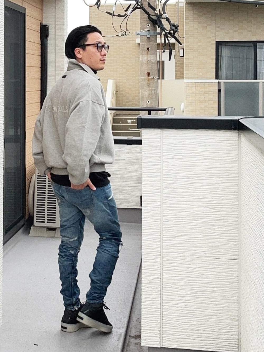 「40代ファッション、大人カジュアル、カジュアル、ダメージデニムパンツ、デニム、ジーパン、レイヤードスタイル、ストリート、スニーカー、サングラス、秋冬コーデ、シンプル、スエット」｜「FOG ESSENTIALSの＜FEAR OF GOD ESSENTIALS＞ ロングスリーブ ポロシャツ 1（ポロシャツ、グレー系）」を使った、（asatomoz）さん（メンズ・170cm）の秋コーディネートの1枚目の写真