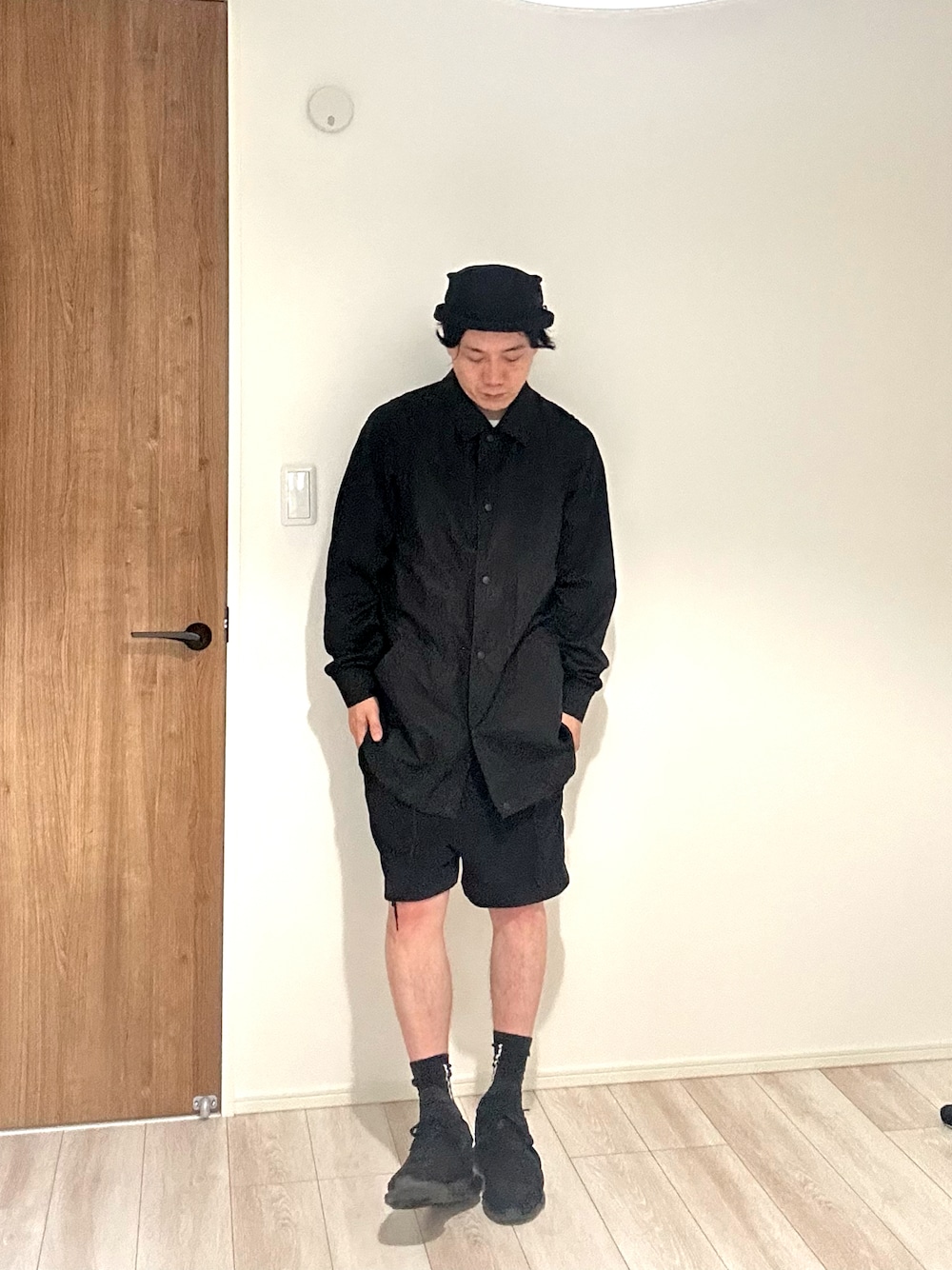 ブラック系のTシャツ/カットソー、ブラック系のその他パンツ、ブラック系のスニーカーを着用したメンズの夏コーディネートの1枚目の写真