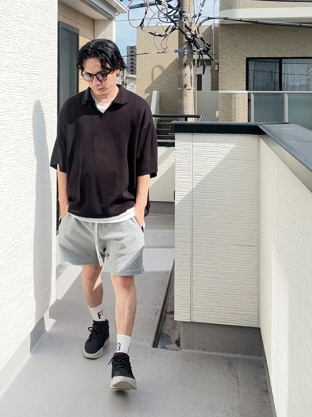 「今日のコーデ、休日スタイル、レイヤードスタイル、ブラック、ストリート、カジュアル、大人カジュアル、大人コーデ、サングラス、Tシャツ、シンプル」｜「HECTの【HECT】Milano Rib knit Draw Cord Skipper Polo shirt / ミラノリブニット ドローコードスキッパーポロシャツ（ポロシャツ、ブラック系）」を使った、（asatomoz）さん（メンズ・170cm）の秋コーディネートの1枚目の写真