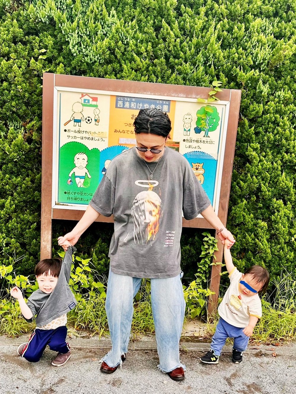 ブルー系のデニムパンツ、ブラック系のTシャツ/カットソー、ブラウン系のローファーを着用したメンズの秋コーディネートの1枚目の写真