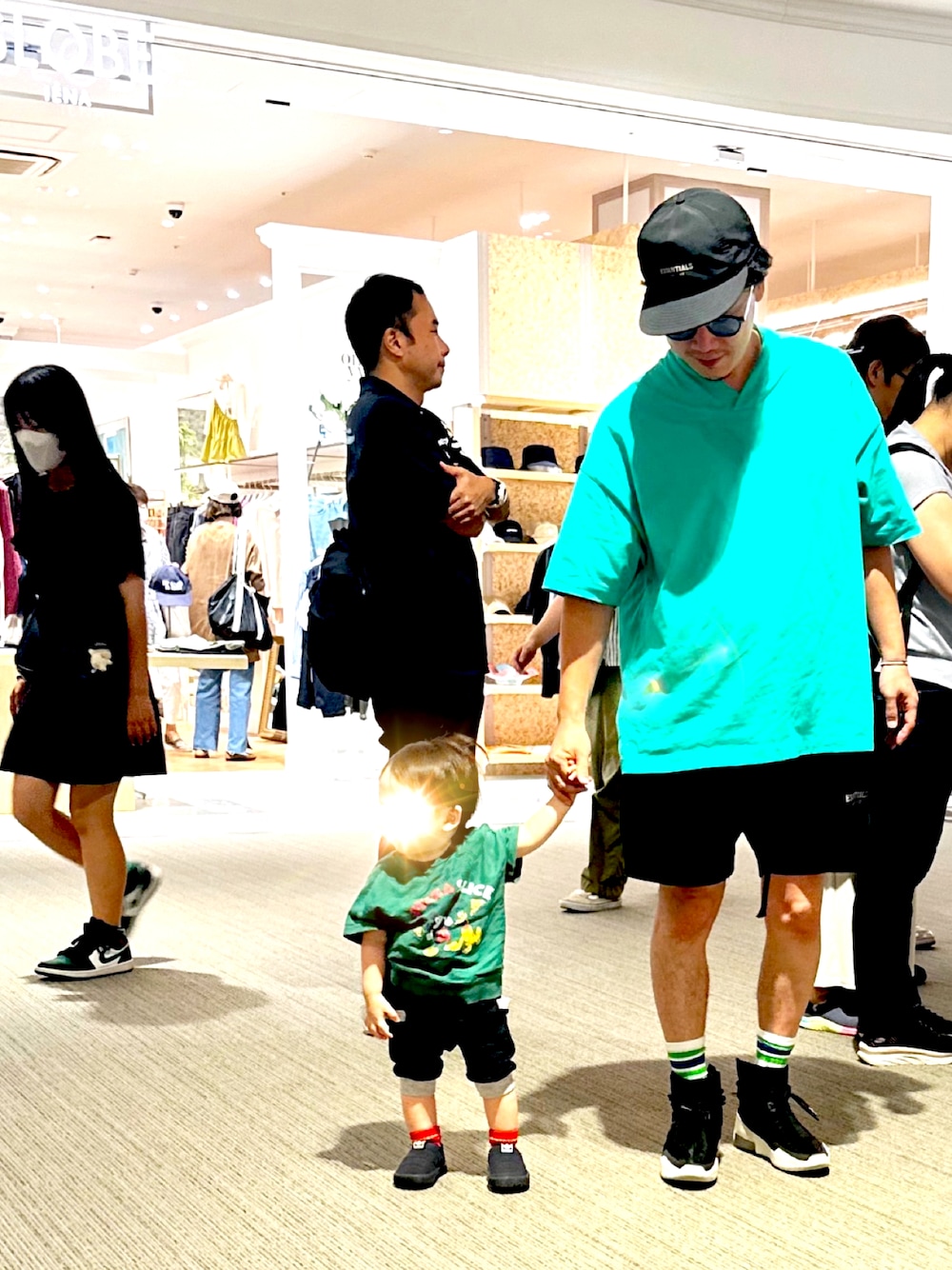 「親子コーデ、親子リンク、休日スタイル、キャップ、ストリート、グリーン、スニーカー、ストリートMIX、ストリートカジュアル、ラインソックス」｜「FOG ESSENTIALSのNEW ERA × ESSENTIALS RC 9FIFTY CAP（キャップ、ブラック系）」を使った、（asatomoz）さん（メンズ・170cm）の秋コーディネートの1枚目の写真