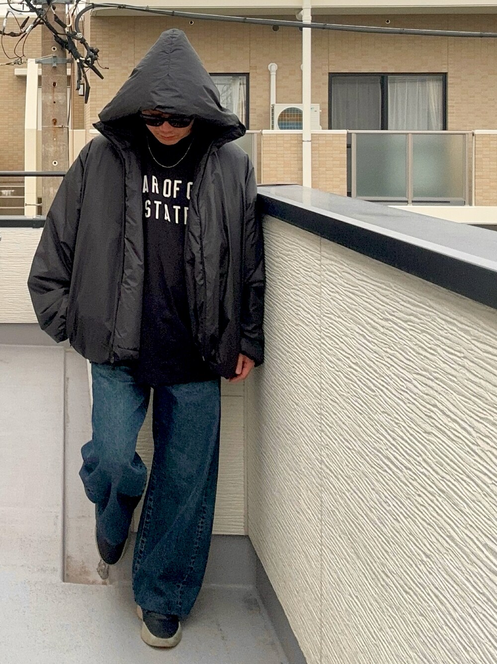 ブラック系のTシャツ/カットソー、ブラック系のジャケット/アウター、ブルー系のデニムパンツを着用したメンズの秋コーディネートの1枚目の写真
