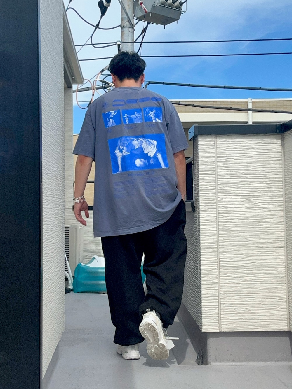 「ワイドパンツ、スニーカー、休日スタイル、ラフ、Tシャツ、ストリート、サングラス、ロゴT、40代コーデ、夏コーデ、ビックシルエット、着回しコーデ、ootd」｜「ALANDの3.3 Field Trip／ステッチパンツ（スウェットパンツ、ブラック系）」を使った、（asatomoz）さん（メンズ・170cm）の夏コーディネートの1枚目の写真