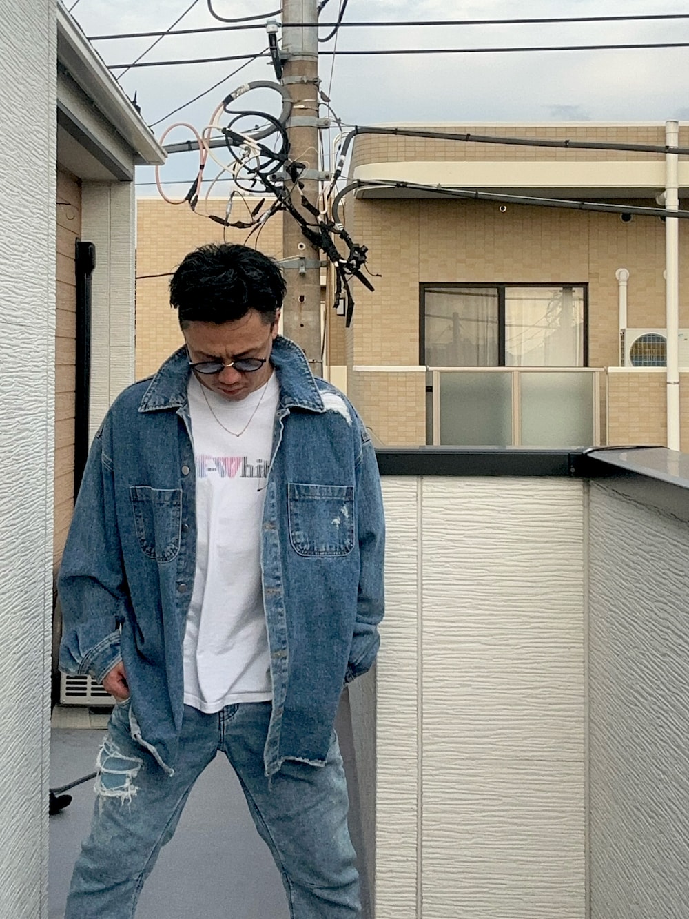 ブルー系のデニムパンツ、ホワイト系のTシャツ/カットソー、ブルー系のデニムジャケットを着用したメンズの秋コーディネートの1枚目の写真