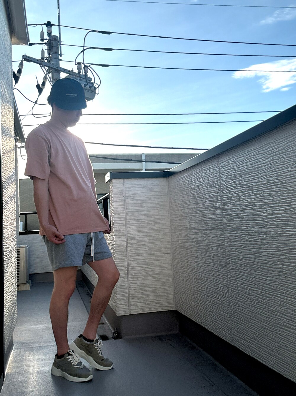 「淡色コーデ、夏コーデ、キャップ、ハーフパンツ、シンプルコーデ、ストリート、オトナカジュアル、ラクチンコーデ、シンプル、夏だ！Tシャツ着よう！、WYM」｜「WYM LIDNMのEXTRA FINE COTTON BASIC TEE（Tシャツ/カットソー、ピンク系）」を使った、（asatomoz）さん（メンズ・170cm）の夏コーディネートの1枚目の写真