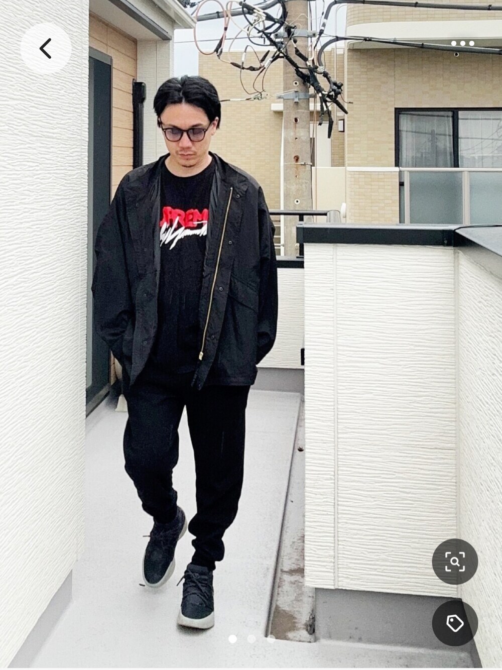 ブラック系のTシャツ/カットソー、ブラック系のブルゾン、ブラック系のスウェットパンツを着用したメンズの秋コーディネートの1枚目の写真