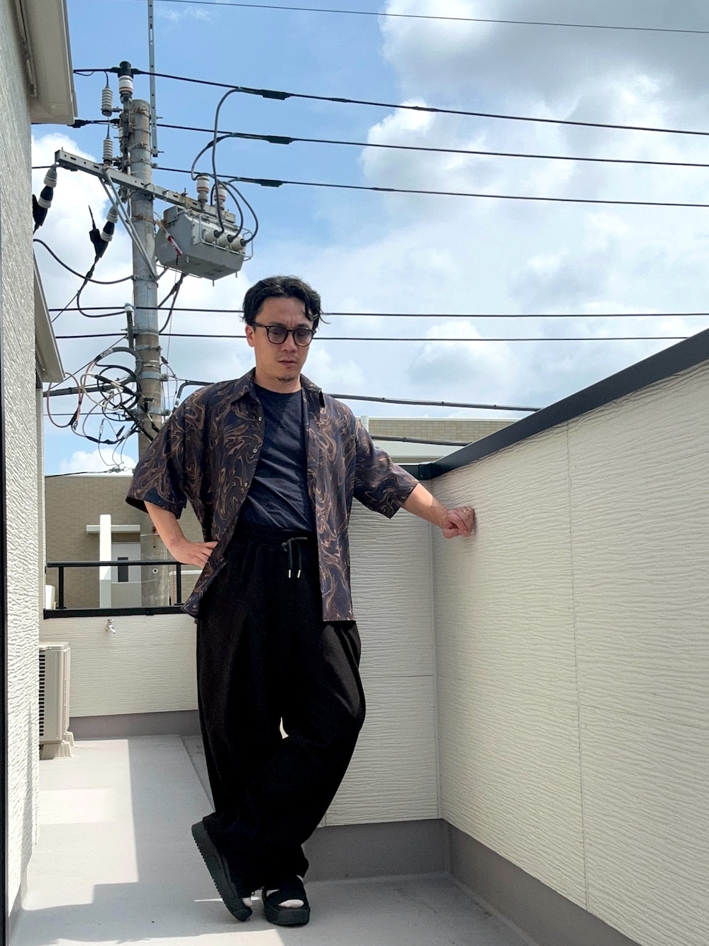 「柄シャツ、柄シャツ×ワイドパンツ、ワイドパンツ、サンダル、サンダルに靴下、黒、きれいめカジュアル、シャツスタイル、韓国ファッション、夏コーデ」｜「GUのアイテム（Tシャツ/カットソー、ブルー系）」を使った、（asatomoz）さん（メンズ・170cm）の夏コーディネートの1枚目の写真