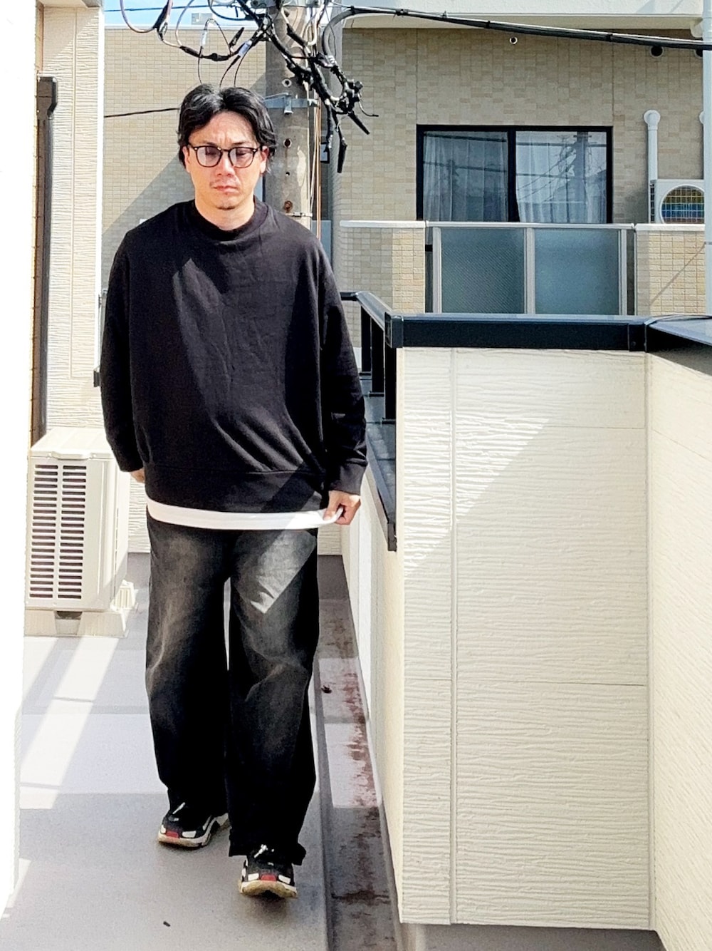 「秋っぽコーデ更新中、ブラック、シンプル、シンプルコーデ、サングラス、スエット、ワイドパンツ、ワイドデニム、カジュアル、レイヤードスタイル、大人コーデ」｜「Y-3のアイテム（スウェット、ブラック系）」を使った、（asatomoz）さん（メンズ・170cm）の秋コーディネートの1枚目の写真