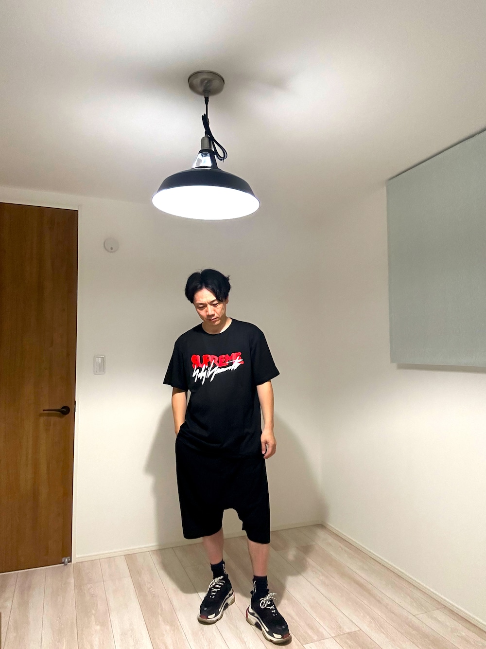 ブラック系のTシャツ/カットソー、ブラック系のその他パンツ、ブラック系のスニーカーを着用したメンズの春コーディネートの1枚目の写真