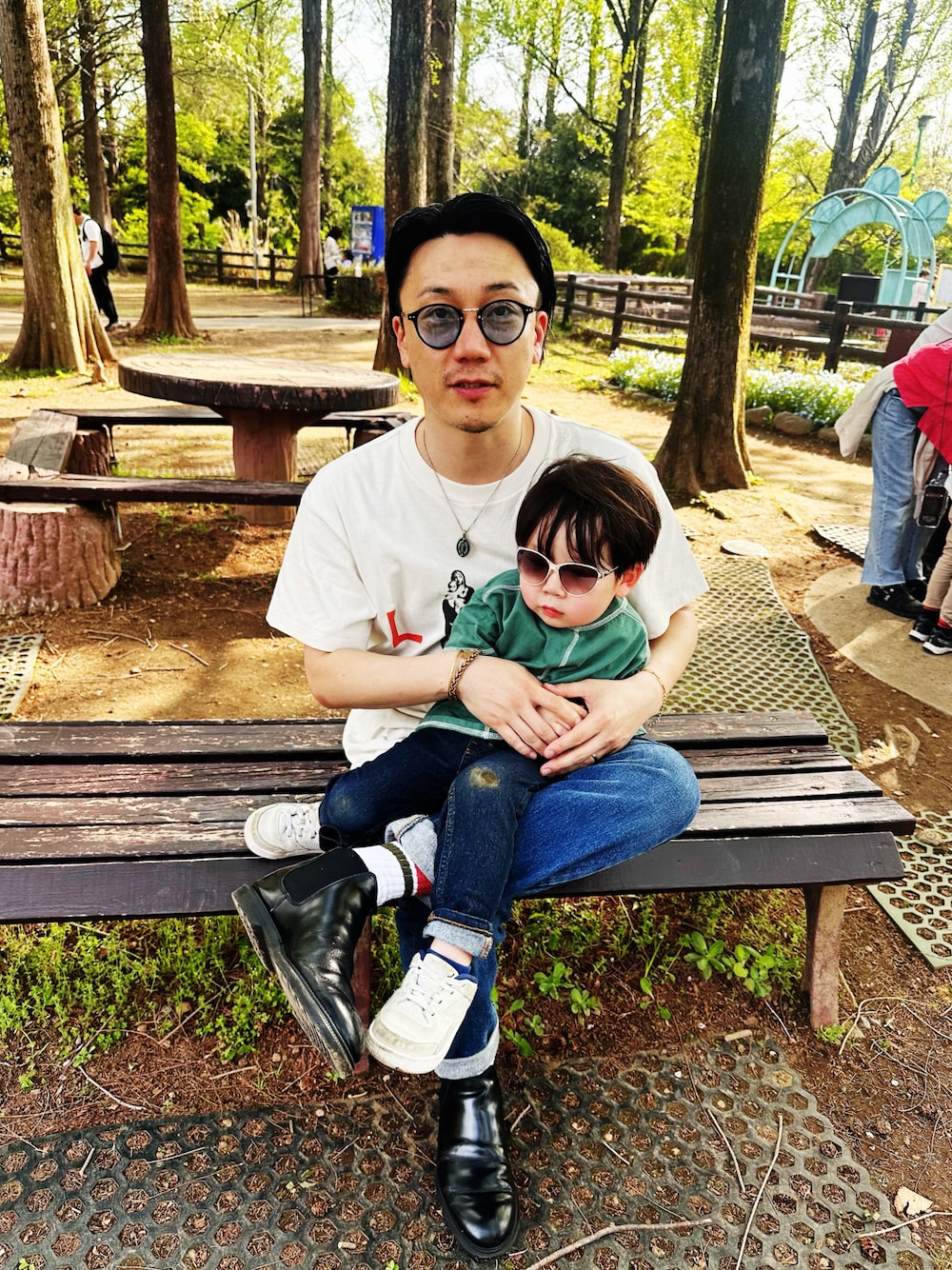 ブルー系のデニムパンツ、ホワイト系のTシャツ/カットソー、ブルー系のデニムパンツを着用したメンズの春コーディネートの1枚目の写真