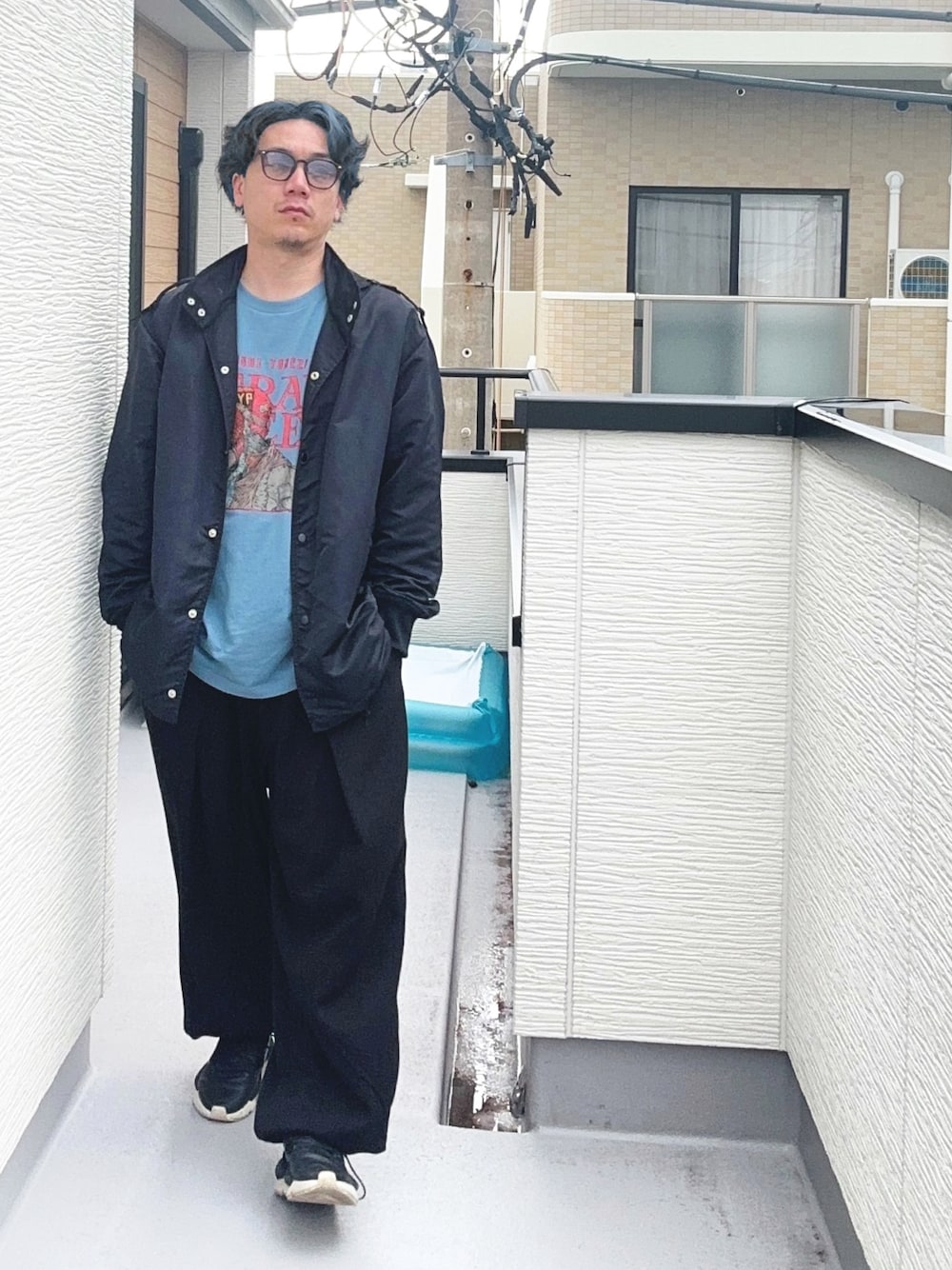 「米津玄師、ストリート、ストリートMIX、ロック、ワイドパンツ、コラボTシャツ、コーチジャケット、秋服準備はじめました、秋コーデ、秋っぽコーデ更新中、今日のコーデ、メンズファッション、ootd」｜「UNIQLOの米津元帥さんとUNIQLOのコラボTシャツ、デザインメッチャかっこいい😍（Tシャツ/カットソー、ブルー系）」を使った、（asatomoz）さん（メンズ・170cm）の秋コーディネートの1枚目の写真