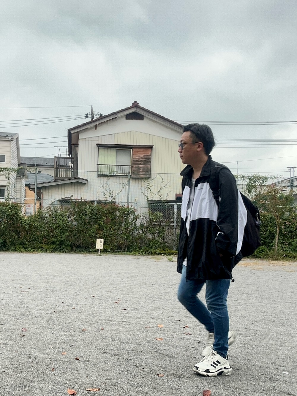 ブルー系のデニムパンツ、グレー系のTシャツ/カットソー、ブラック系のバックパック/リュックを着用したメンズの秋コーディネートの1枚目の写真