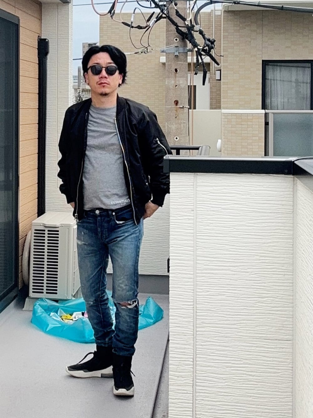 「タックイン、秋服準備はじめました、MA-1、外人風、サングラス、ストリート、デニム、カジュアル、おじさん、アメカジ、大人カジュアル、レトロ、40代ファッション、秋コーデ、秋っぽいコーデ更新中」｜「FOG ESSENTIALSのESSENTIALS/エッセンシャル ビックシルエット バックロゴリフレクタープリント半袖Tシャツ（Tシャツ/カットソー、グレー系）」を使った、（asatomoz）さん（メンズ・170cm）の秋コーディネートの1枚目の写真