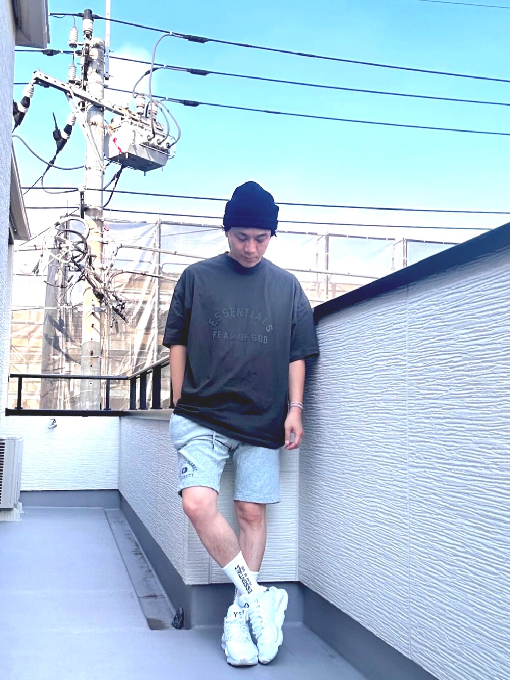 ブラック系のTシャツ/カットソー、グレー系のパンツ、ホワイト系のスニーカーを着用したメンズの夏コーディネートの1枚目の写真
