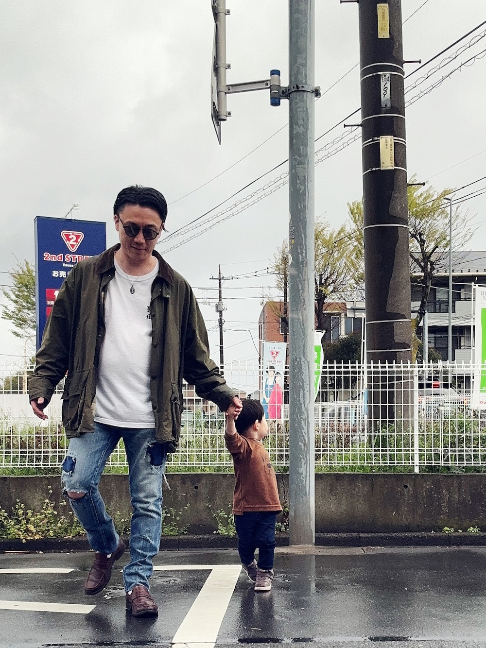 ホワイト系のTシャツ/カットソー、グリーン系のジャケット/アウター、ブルー系のデニムパンツを着用したメンズの春コーディネートの1枚目の写真