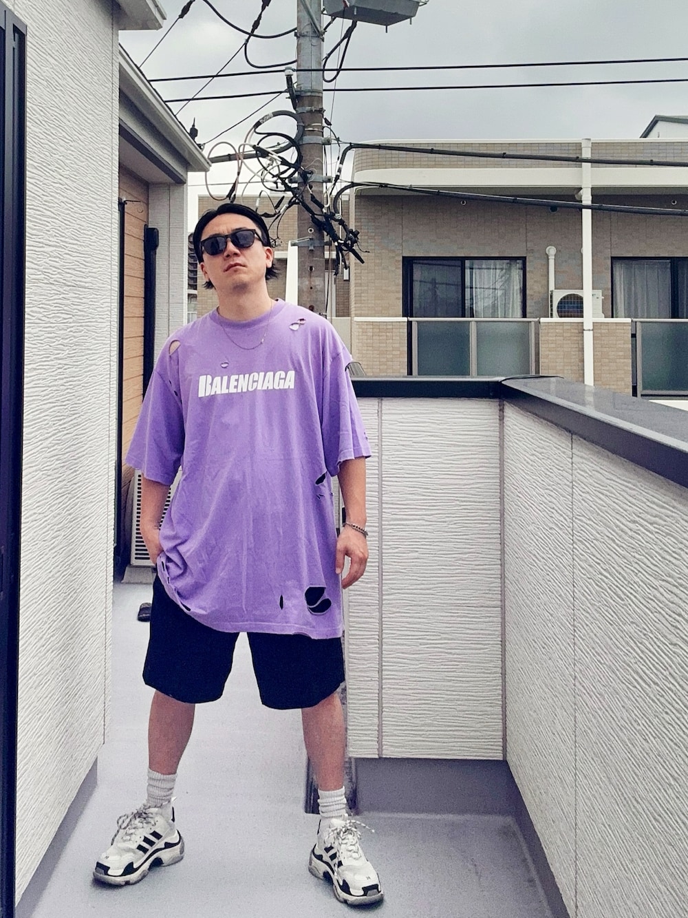 パープル系のTシャツ/カットソー、ブラック系のパンツ、ホワイト系のシューズを着用したメンズの秋コーディネートの1枚目の写真