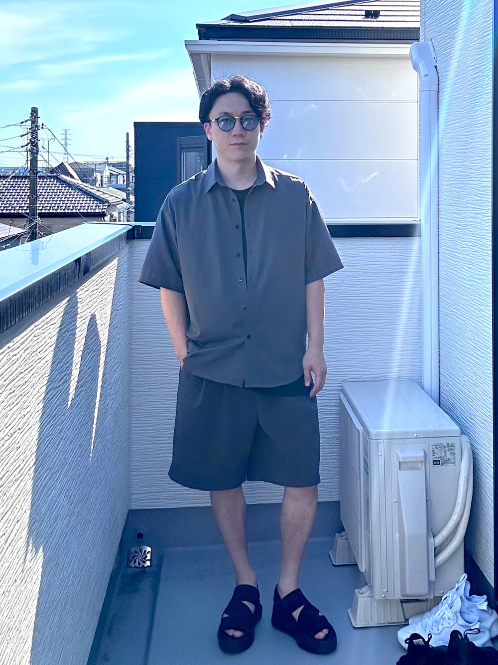 グレー系のシャツ/ブラウス、グレー系のその他パンツ、ブラック系のTシャツ/カットソーを着用したメンズの夏コーディネートの1枚目の写真