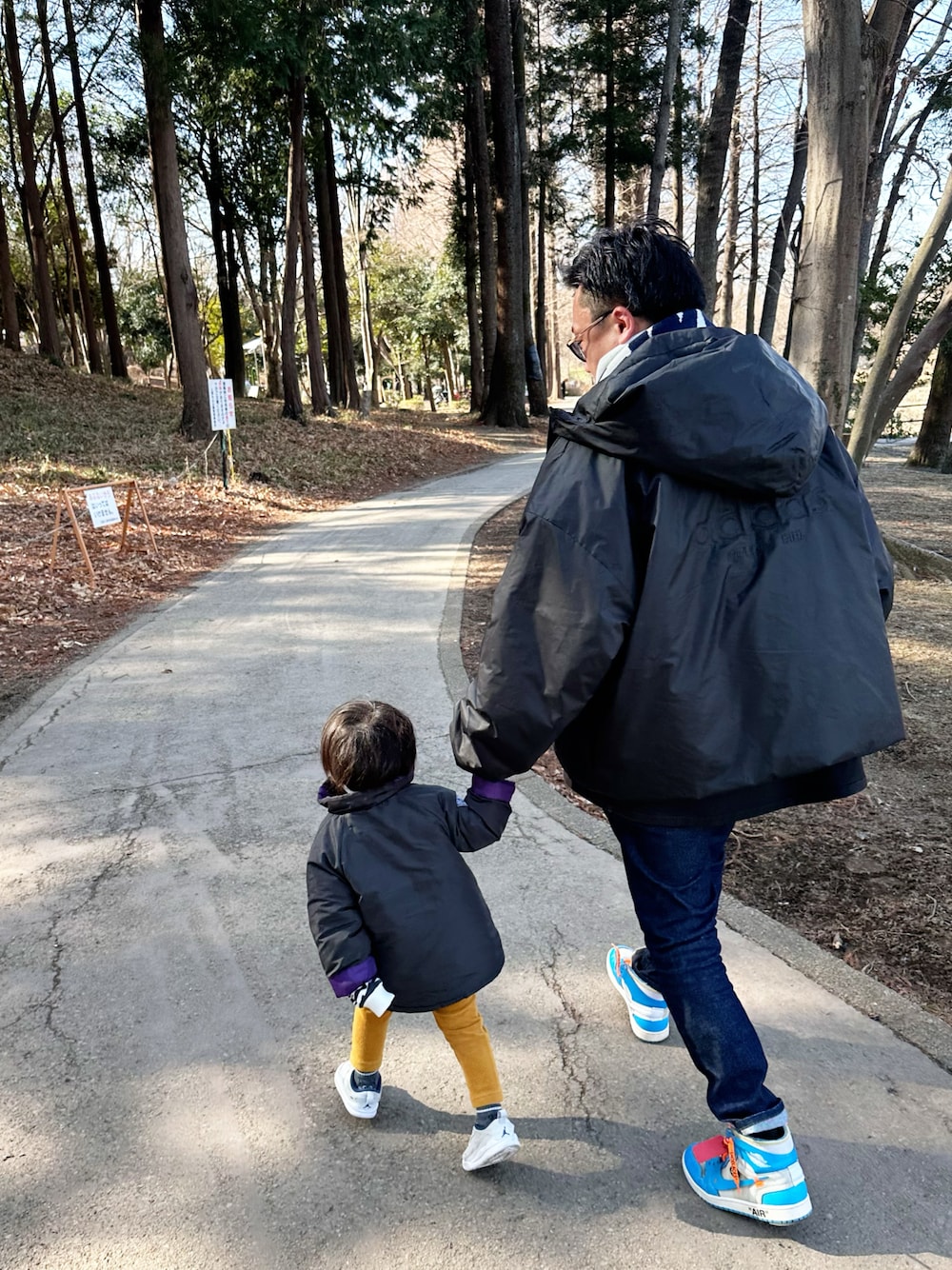 ブラック系のスウェット、ブラック系のジャケット/アウター、ブラック系のジャケット/アウターを着用したメンズの冬コーディネートの1枚目の写真