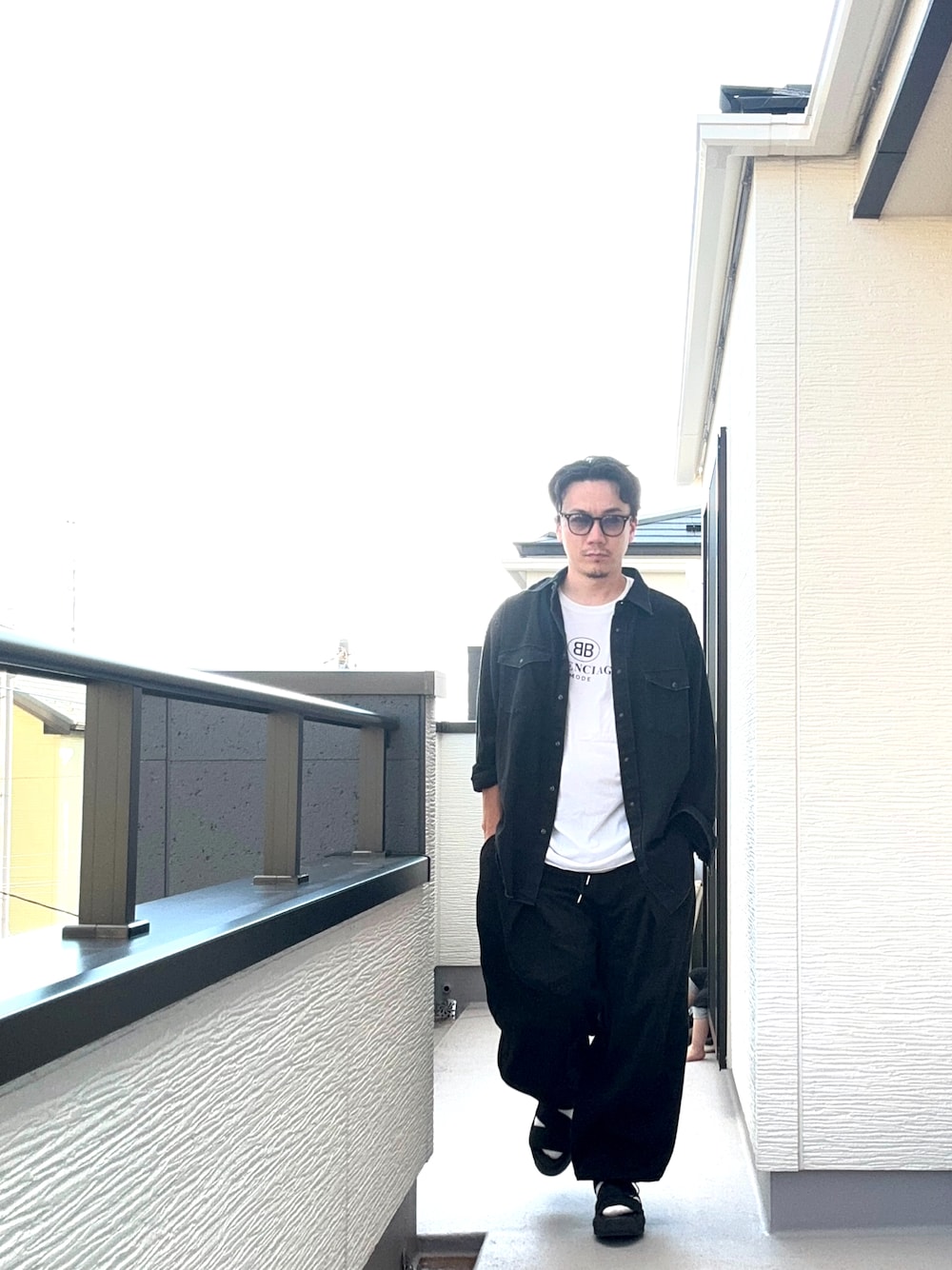 「シャツスタイル、モノトーン、サンダル、大人コーデ、大人カジュアル、ビッグシルエット、ワイドパンツ、40代ファッション、秋服準備はじめました、サングラス」｜「BALENCIAGAのアイテム（Tシャツ/カットソー、ホワイト系）」を使った、（asatomoz）さん（メンズ・170cm）の夏コーディネートの1枚目の写真