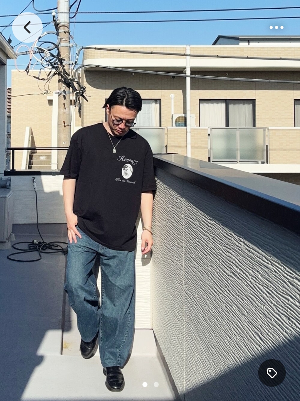 ブラック系のTシャツ/カットソー、ブルー系のデニムパンツ、ブラック系のブーツを着用したメンズの春コーディネートの1枚目の写真