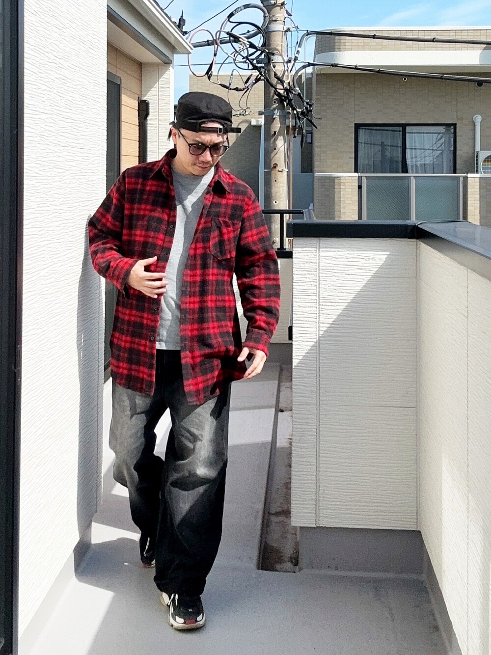 「秋っぽコーデ更新中、秋コーデ、チェック、チェックシャツ、ワイドパンツ、デニム、大人カジュアル、カジュアル、カジュアルコーデ、キャップ、グラデーションデニム、大人コーデ」｜「FOG ESSENTIALSのESSENTIALS/エッセンシャル ビックシルエット バックロゴリフレクタープリント半袖Tシャツ（Tシャツ/カットソー、グレー系）」を使った、（asatomoz）さん（メンズ・170cm）の秋コーディネートの1枚目の写真