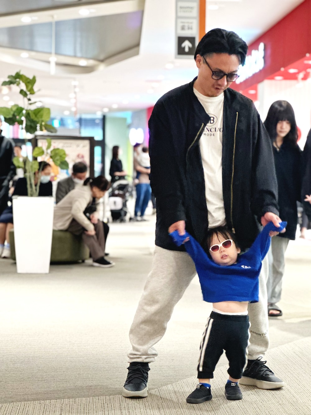 ホワイト系のTシャツ/カットソー、ブラック系のブルゾン、グレー系のスウェットパンツを着用したメンズの秋コーディネートの1枚目の写真