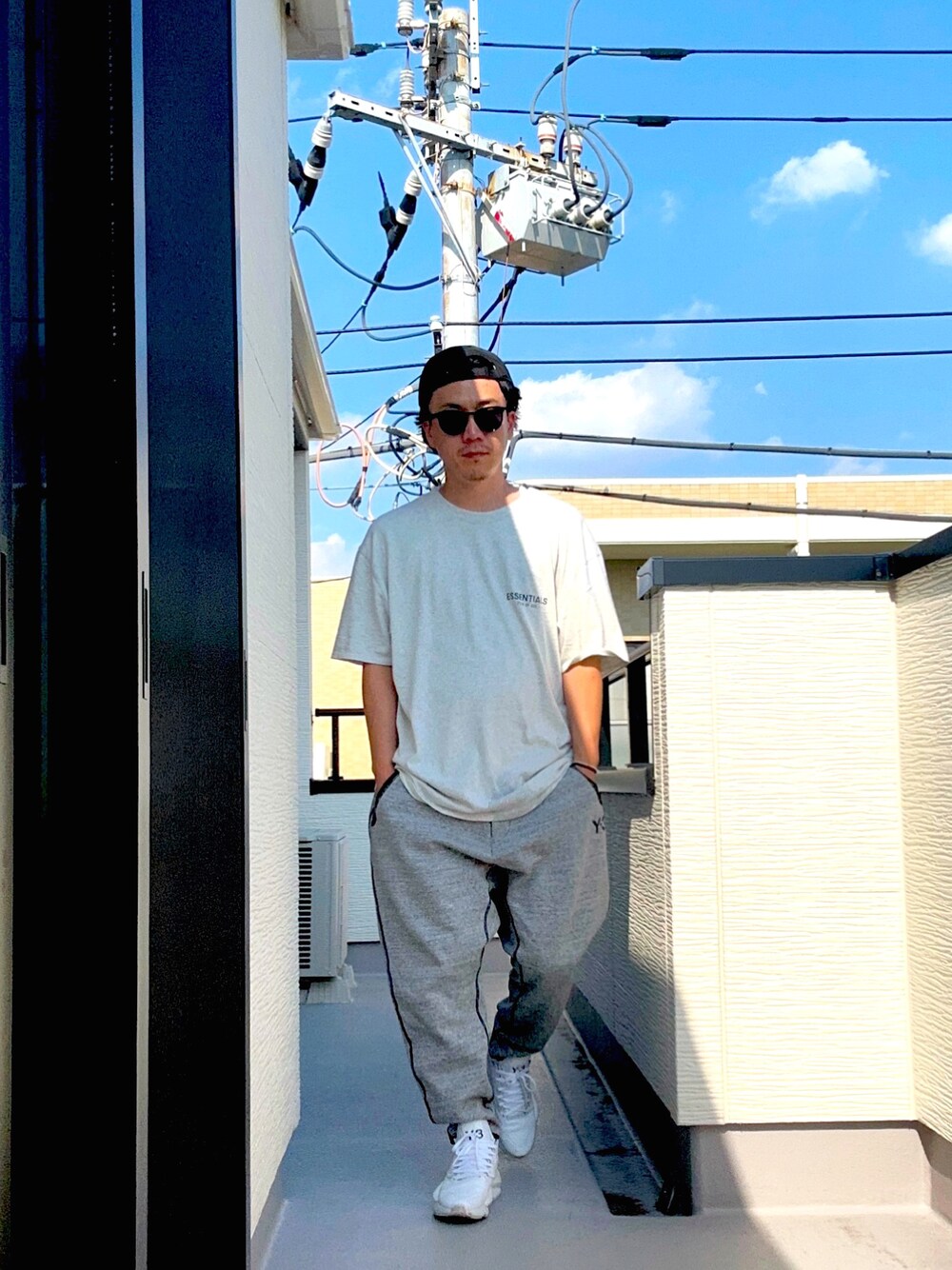 「スポーツミックス、ビッグシルエット、ストリート、グレー、ワントーンコーデ、サングラス、キャップ、スニーカー、Tシャツ、スエット、Y-3、夏コーデ、セットアップ風」｜「FOG ESSENTIALSのWEB限定 FOG ESSENTIALS/エフオージーエッセンシャルズ 1POINT LOGO S/S TEE/ワンポイントロゴ ショートスリーブTシャツ（Tシャツ/カットソー、グレー系）」を使った、（asatomoz）さん（メンズ・170cm）の夏コーディネートの1枚目の写真