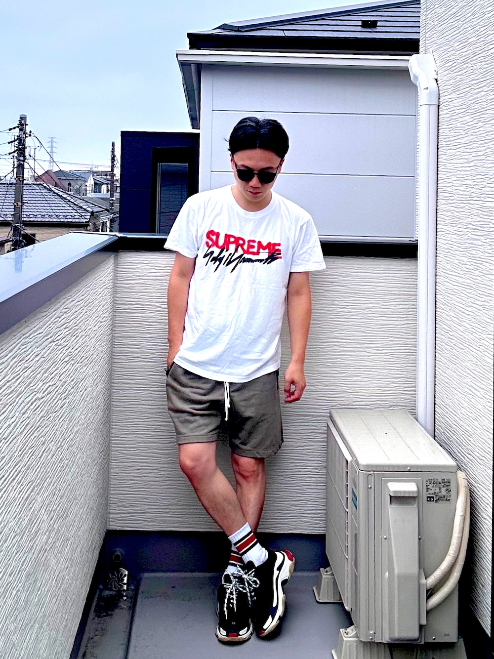 「ストリート、ロゴT、ハーフパンツ、ootd、夏コーデ、ストリートカジュアル、夏、サングラス、梅雨コーデ、カジュアル、ラインソックス」｜「Supreme のアイテム（Tシャツ/カットソー、ホワイト系）」を使った、（asatomoz）さん（メンズ・170cm）の夏コーディネートの1枚目の写真