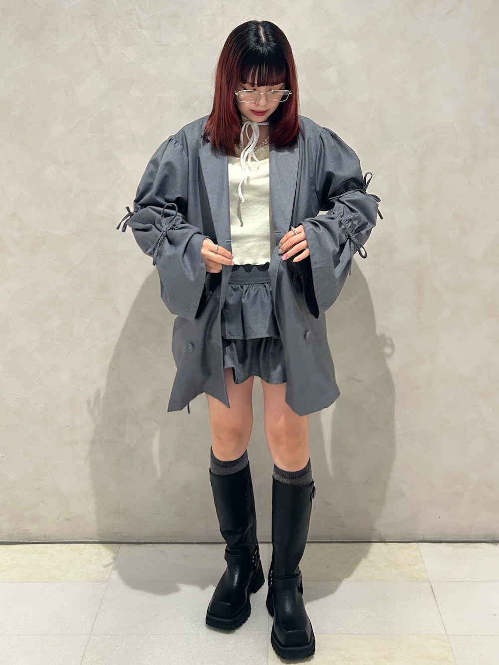 ブラック系のブーツ、グレー系のワンピース、ホワイト系のTシャツ/カットソーを着用したレディースの秋コーディネートの1枚目の写真