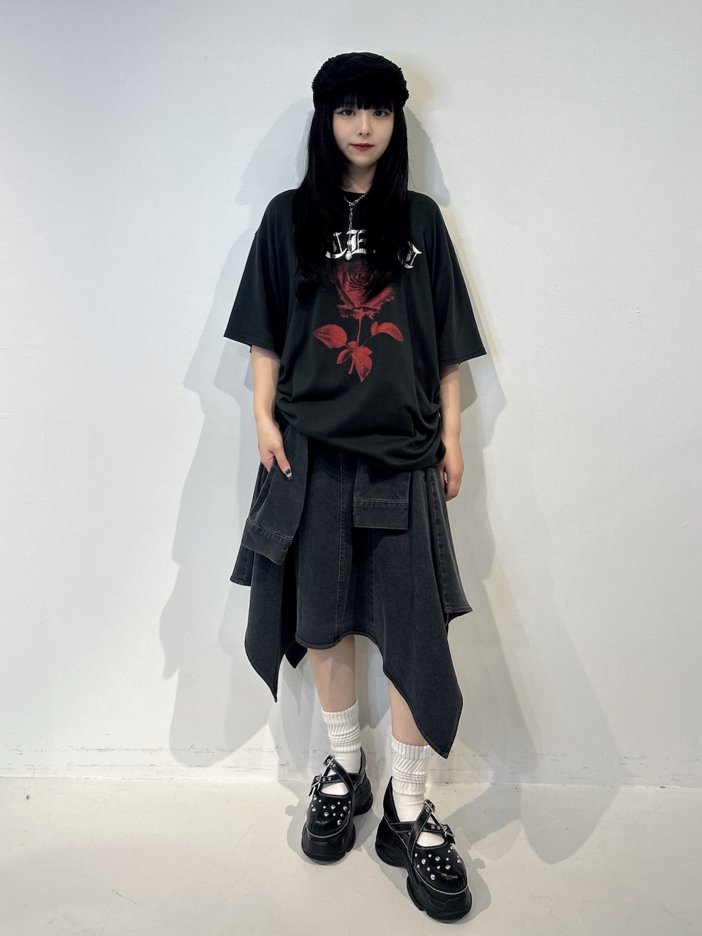 ブラック系のTシャツ/カットソー、ブラック系のスカート、ブラック系のサンダルを着用したレディースの春コーディネートの1枚目の写真