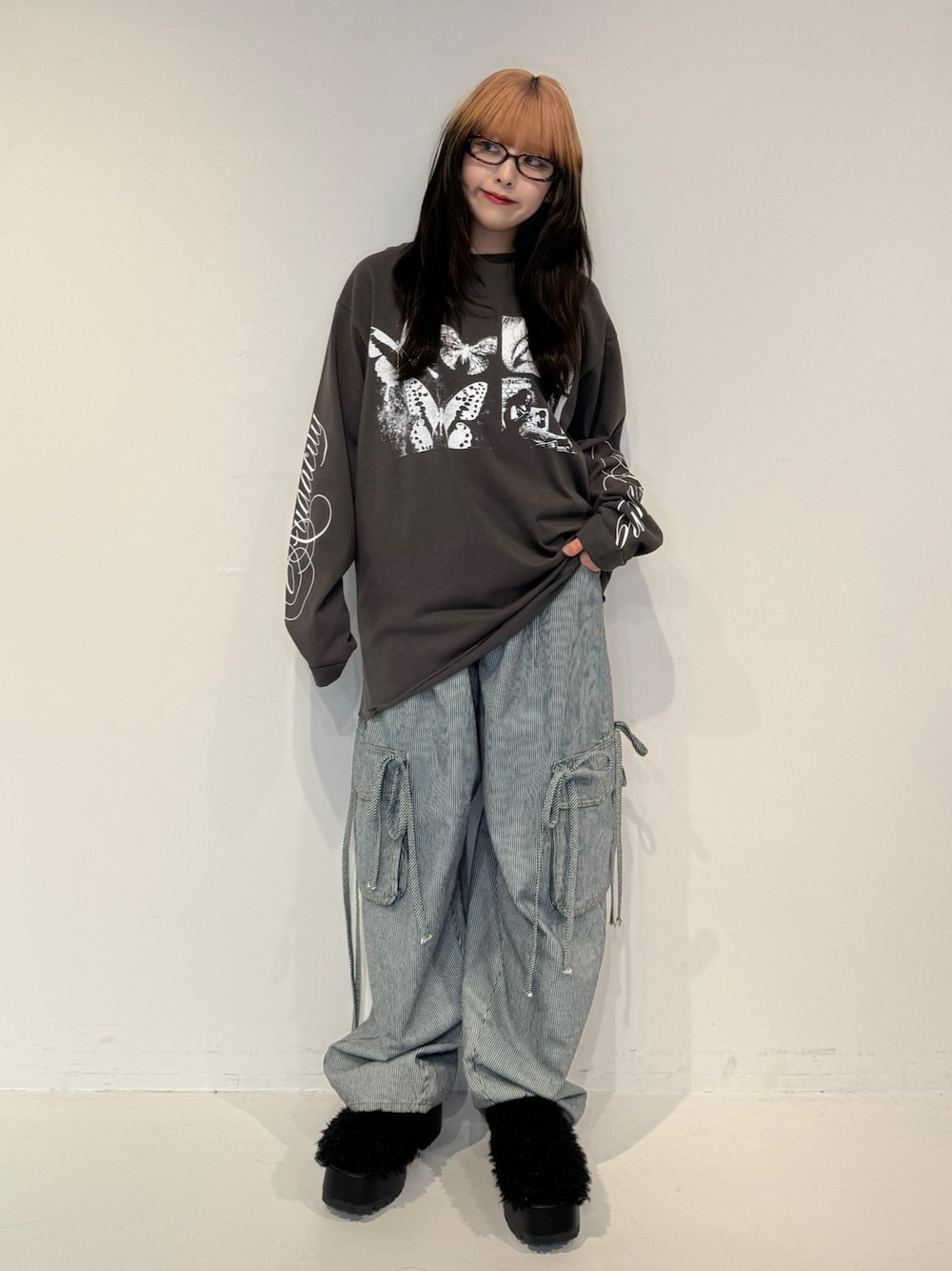 ブラック系のTシャツ/カットソー、ブラック系のデニムパンツ、ブラウン系のメガネを着用したレディースの春コーディネートの1枚目の写真