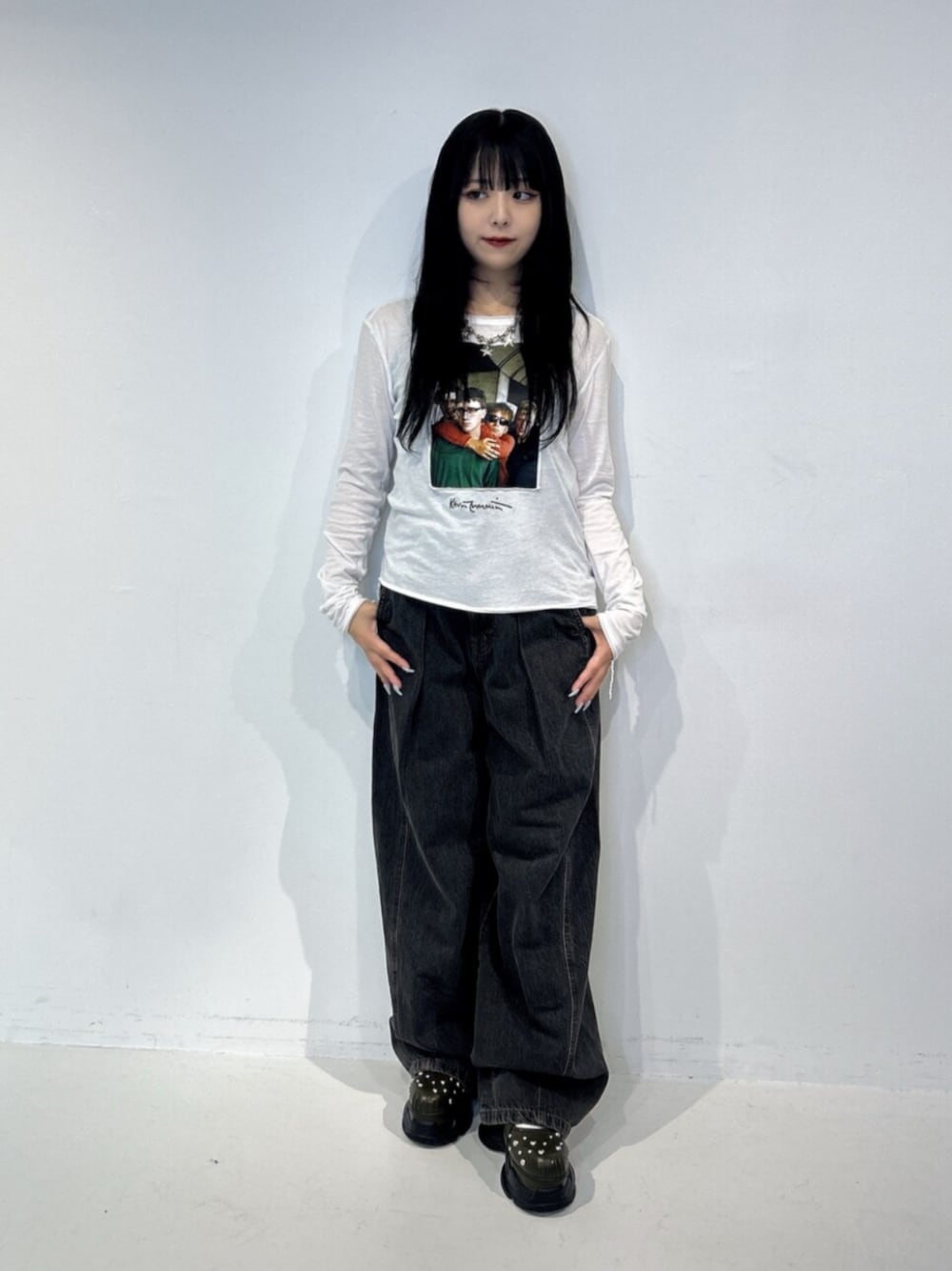 ホワイト系のTシャツ/カットソー、ブラック系のデニムパンツ、グリーン系のサンダルを着用したレディースの夏コーディネートの1枚目の写真
