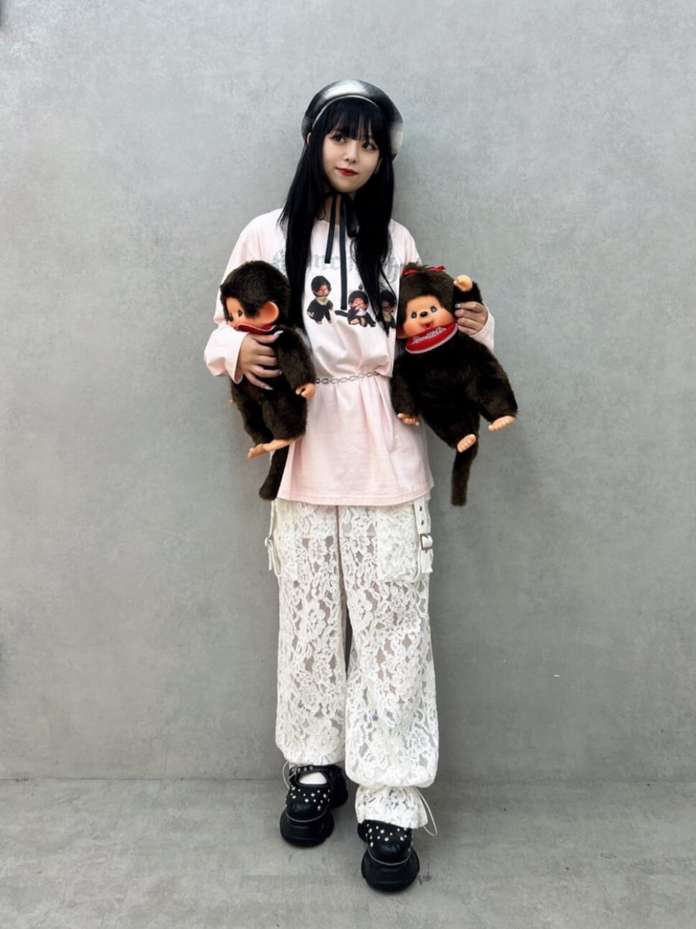 ブラック系のサンダル、ホワイト系のその他パンツ、ピンク系のTシャツ/カットソーを着用したレディースの夏コーディネートの1枚目の写真