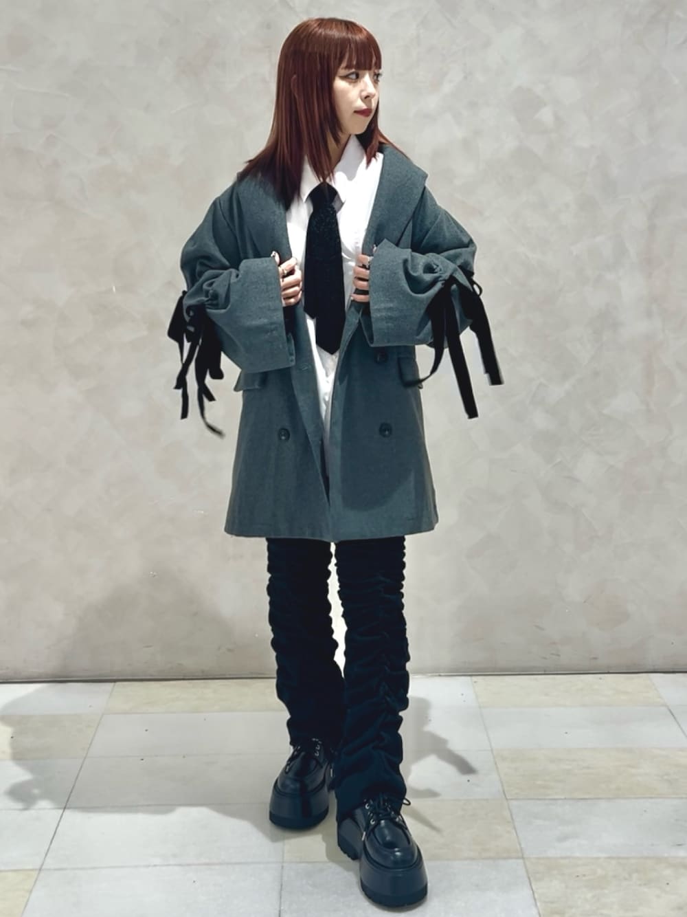 ブラック系のデニムパンツ、グレー系のその他アウター、ピンク系のシャツ/ブラウスを着用したレディースの秋コーディネートの1枚目の写真