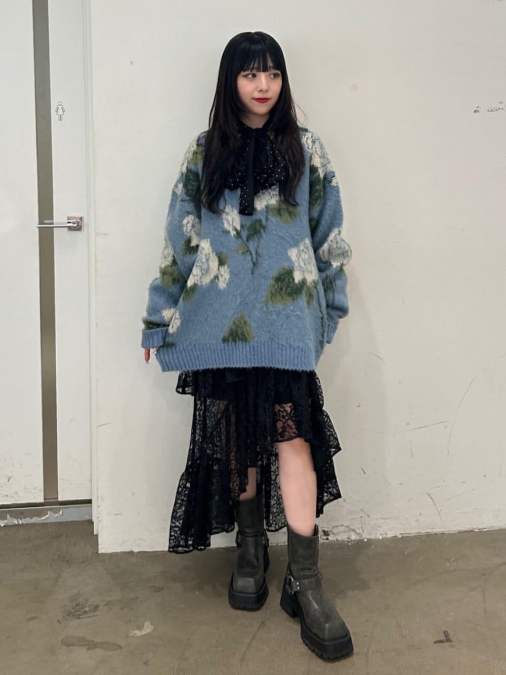 ブラック系のブーツ、ブラック系のシャツ/ブラウス、ブルー系のニット/セーターを着用したレディースの夏コーディネートの1枚目の写真