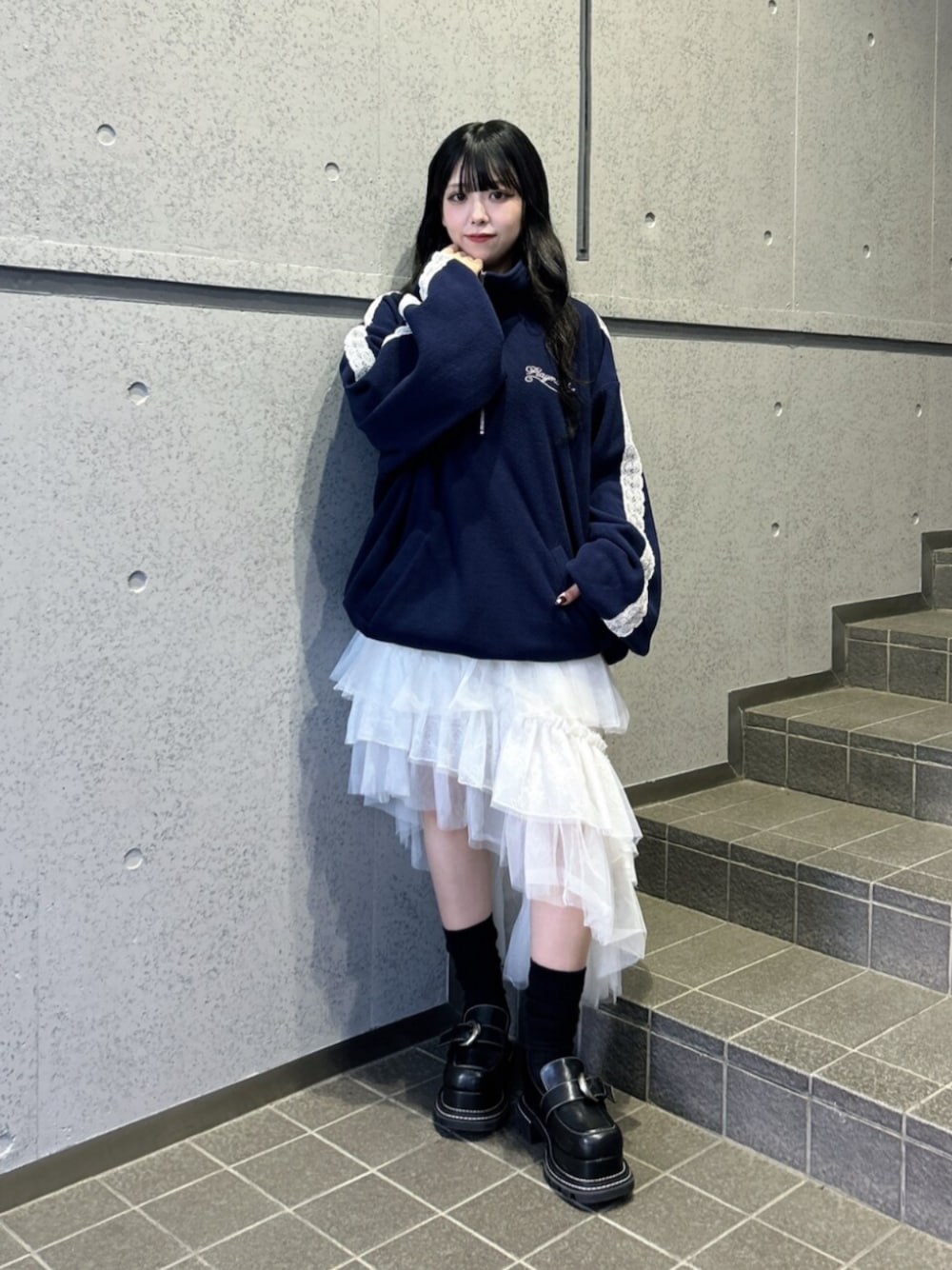 ホワイト系のスカート、ブラック系のローファー、ブルー系のTシャツ/カットソーを着用したレディースの秋コーディネートの1枚目の写真