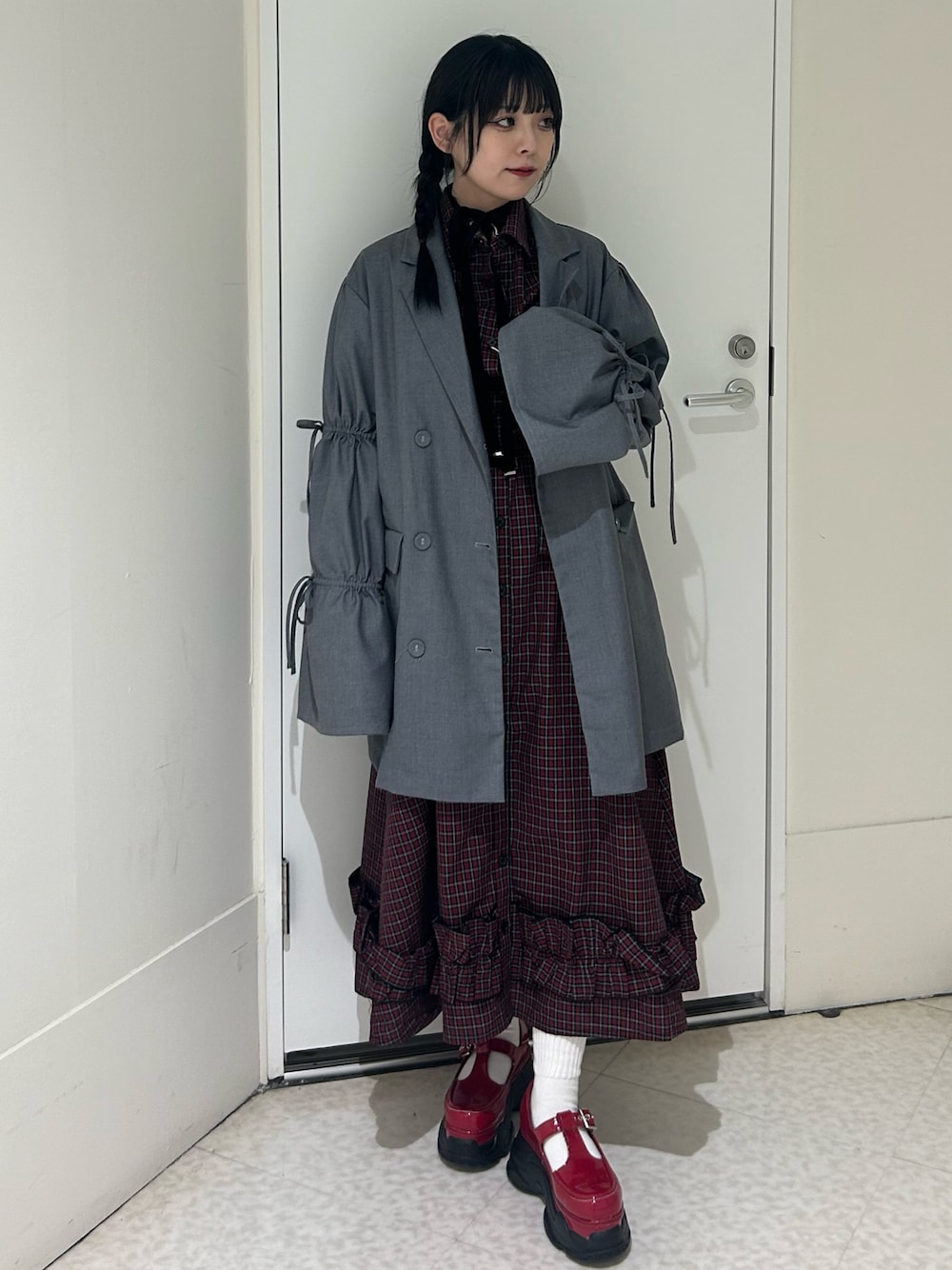 グレー系のワンピース、レッド系のワンピース、レッド系のローファーを着用したレディースの春コーディネートの1枚目の写真