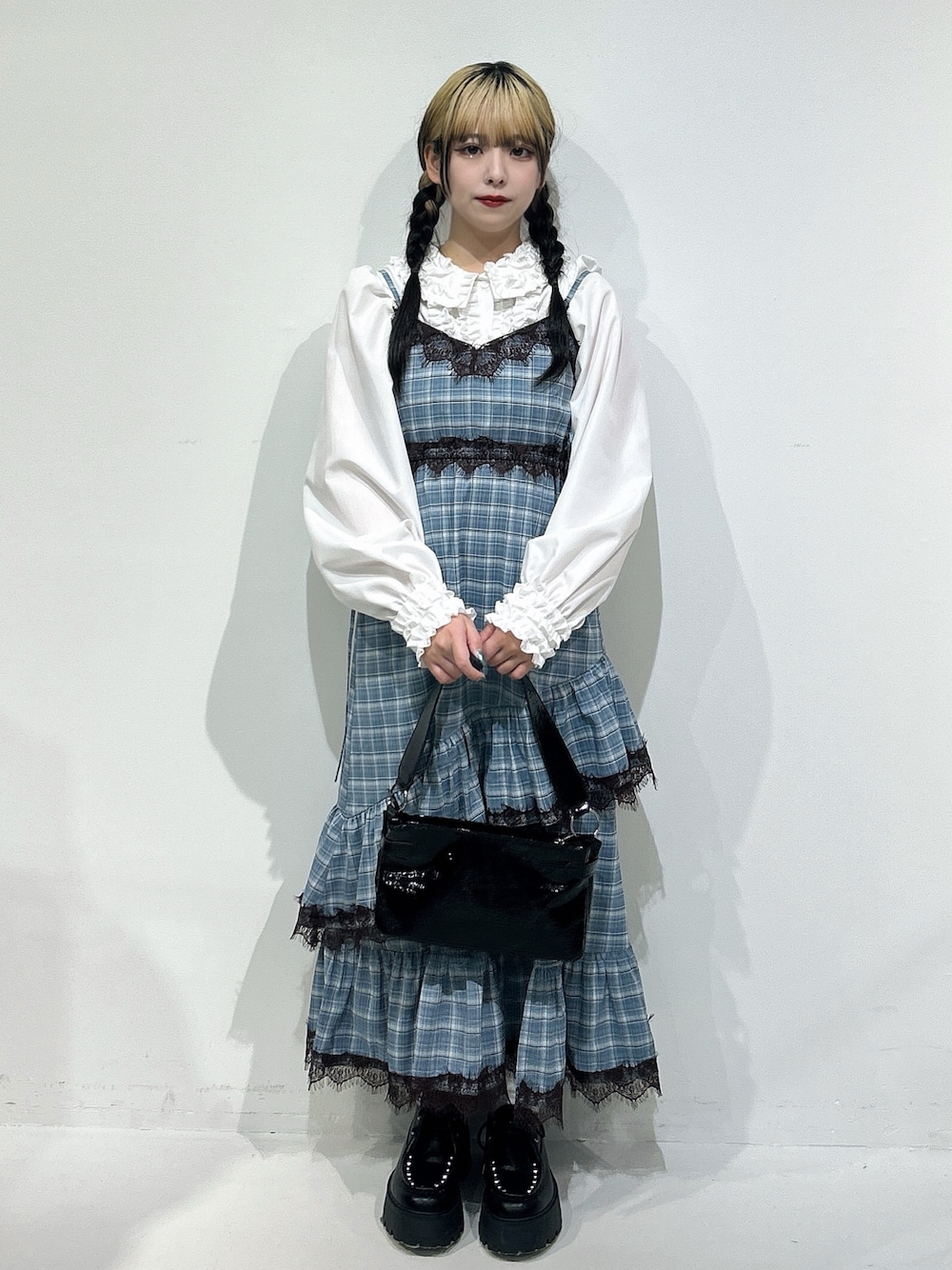 ホワイト系のシャツ/ブラウス、ブルー系のワンピース、ブラック系のハンドバッグを着用したレディースの冬コーディネートの1枚目の写真